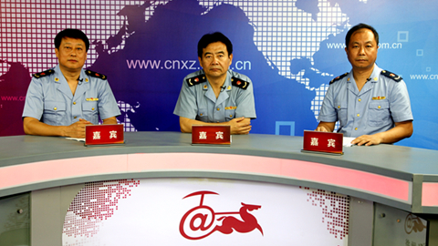 局企业登记指导处处长刘志春,徐州市工商局商标处处长王发礼回答提问